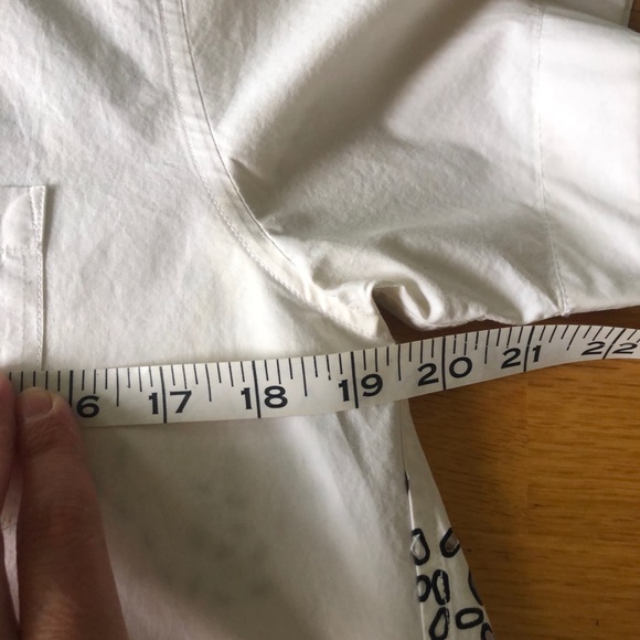 SACAI laser cut cotton short sleeve blouse, black collar and detailing (sze 2/M) - Picture 9 of 16